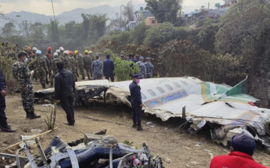 A légitársaság szóvivője szerint a gépen 15 külföldi is tartózkodott: öt indiai, négy orosz, két dél-koreai, valamint egy-egy ír, ausztrál, francia és argentin állampolgár. A Pokharai Polgári Légiközlekedési Hatóság szerint a térségben jó volt az időjárás, és nem játszhatott szerepet a balesetben.