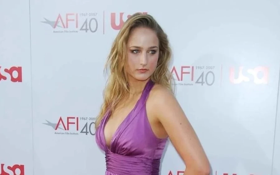 Leelee Sobieskit a Deep Impact vagy A bambanő filmekből ismerhetjük. De a színészi karrierje közben nem volt boldog, ezért első gyermeke születése után elhagyta Hollywoodot, és szerinte ezzel teljesedett ki az élete. 