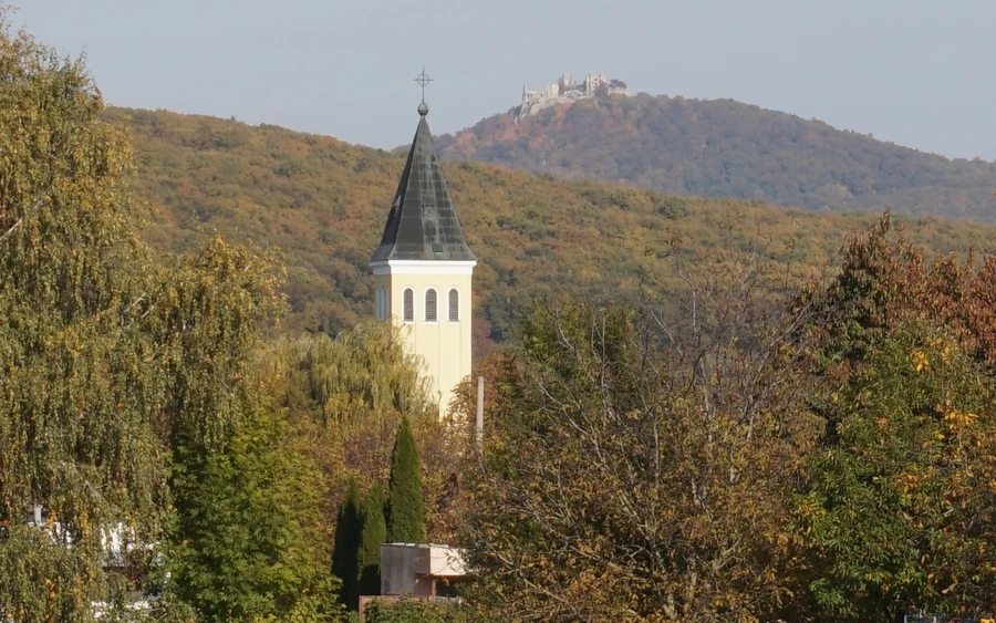 A zsérei Szent Miklós tiszteletére szentelt római katolikus templom és a gímesi vár (Vataščin Péter felvétele)