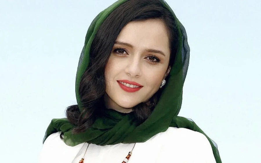 Taraneh Alidoosti kétségtelenül az egyik legjobb iráni filmszínésznő és televíziós személyiség. Népszerűségének és szépségének köszönhetően 2012-ben a Film Monthly magazin szavazásán még a legjobb tévés színésznőnek is megválasztották.