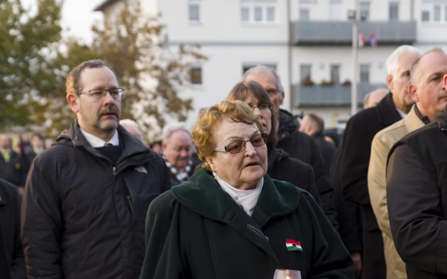 Gábor Józsefné, az 1956-os mosonmagyaróvári sortűz egyik túlélője, a helyi '56-os egyesület elnöke az '56-os emlékparkban, a Gyásztéren. Fotó: MTI/Krizsán Csaba