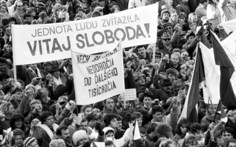 A prágai Národní třída diáktüntetése az 1989-es forradalmi novembernek csak a kezdete volt. A tiltakozó fiatalokhoz disszidensek és művészek is csatlakoztak.