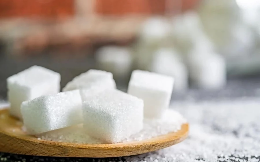 Próbáljon meg kevesebb cukrot tenni a süteményekbe, mint amennyit megszokott (vagy mint a receptben tanácsolják). Ha a recept már tartalmaz olyan összetevőket, amelyekben  van cukor (pl. keksz, alma vagy csokoládémáz), akkor csökkentse a mennyiségét.