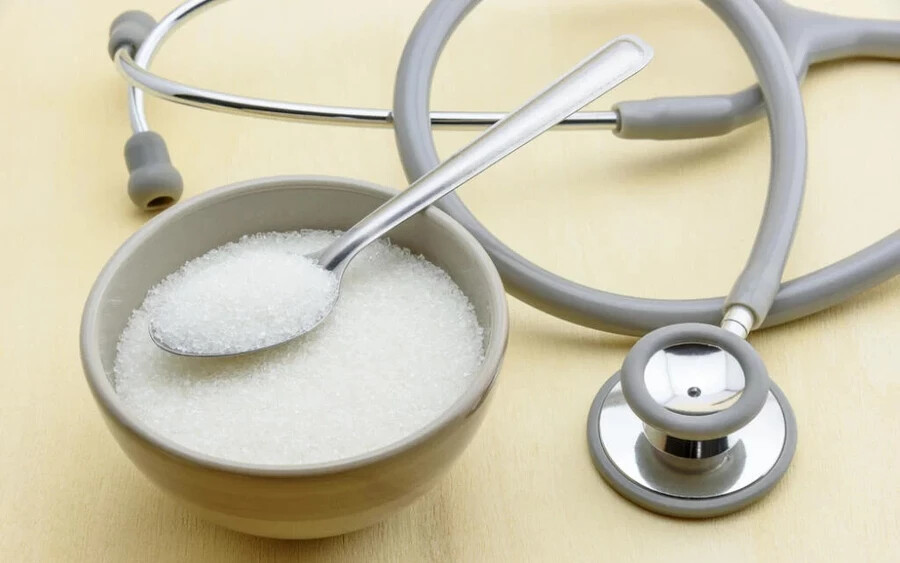 Nemcsak a só, hanem a cukor is problémát jelent. Finoman megbújik az ételekben, például az ételízesítőkben, öntetekben és mártásokban. A szakértők szerint a receptekben ajánlott mennyiségek felével is beérnénk. 