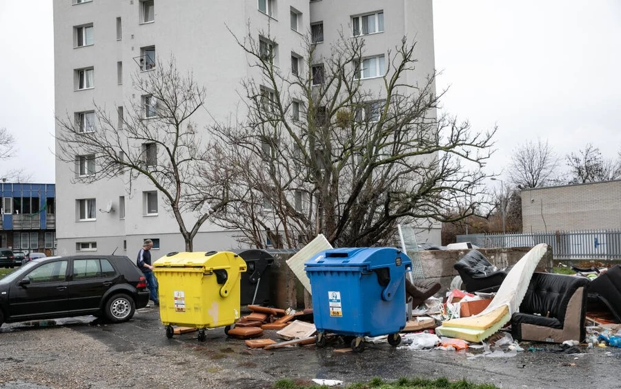 A Pozsonyligetfaluban ( Petržalka) található Köpcsényi út (Kopčianská ulica) a fotón is látható szeméthegyeiről híres. 