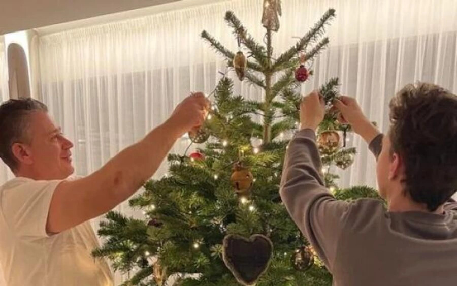 A belügyminiszter családi körben tölti a karácsonyt, és fiával már az ünnepi fát is feldíszítették. 