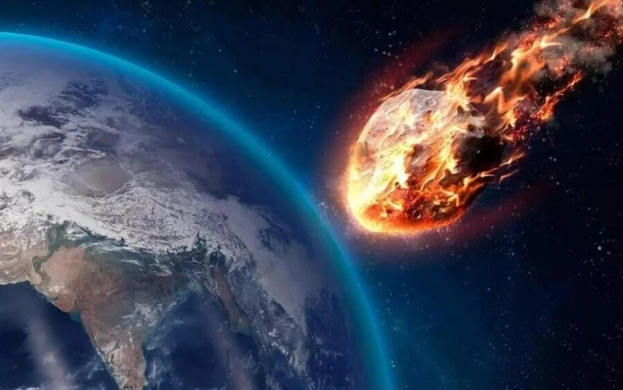 Nostradamus 1555-ben azt is megjósolta, hogy egy aszteroida fog a Földbe csapódni, ami majd sokak halálát okozza. A csillagász jóslataiból nem derül ki egyértelműen, hogy ez az állítólagos "égi kő" becsapódása mikor következik be, de azt írta, hogy "nagy tűz" esik le az égből.