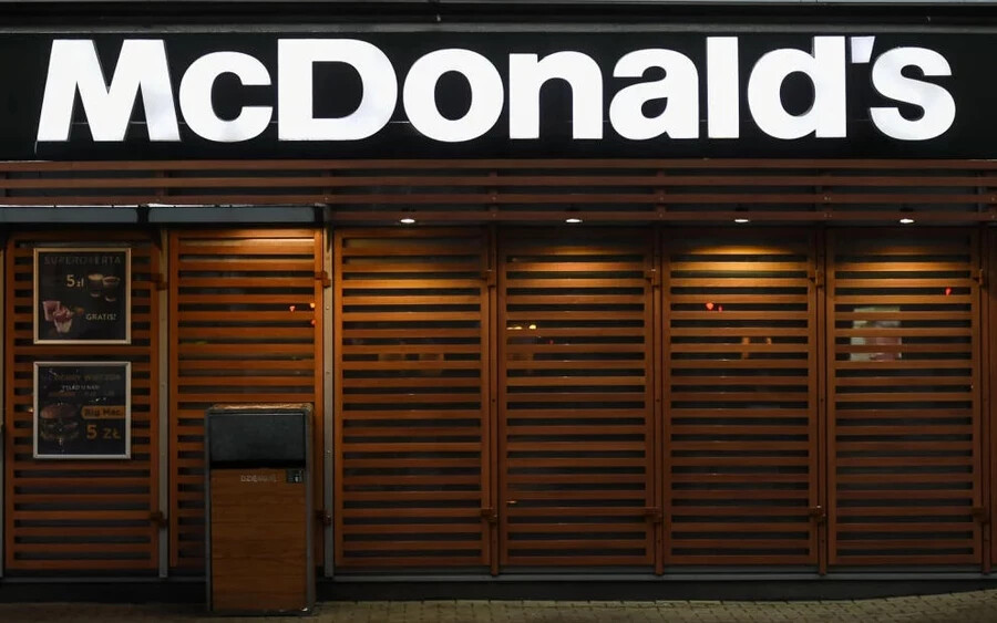 Az Egyesült Államokban a gyorsétteremláncok a munkaerőhiány miatt kénytelenek megváltoztatni a nyitvatartási idejüket. Ilyen például a McDonald's, amely néhány üzletében 10 százalékkal csökkentette a nyitvatartási idejét. 
