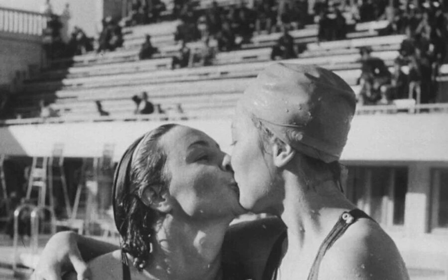 Maria Havrish szovjet úszónő gratulál riválisának, Elena Kovalenkónak az 1956-os szpartakiád megnyeréséhez.