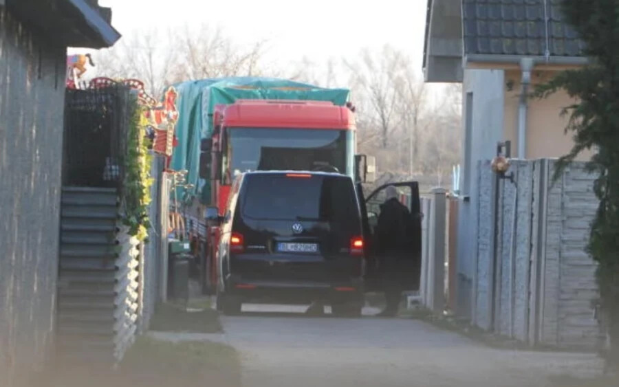 Boris Kollár Sárosfán járt, nagy csokor virággal ment be egy családi házba. 