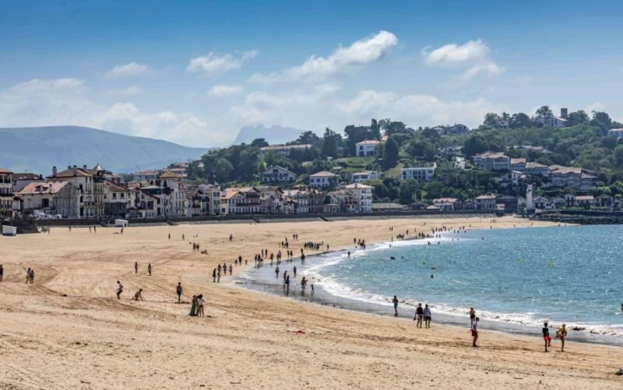 Saint-Jean-de-Luz, Baszkföld, Franciaország: A látványos Saint-Jean-de-Luz strandra a legjobb kilátás a keleti oldalon található Colline Sainte-Barbe hegyről nyílik. A partvidék számos strandja vonzza a szörfösöket a nagy atlanti hullámokkal, de a Saint-Jean-de-Luz-i strandot egy kör alakú öböl zárja körül, amely elég nyugodt ahhoz, hogy a kisebb gyerekek is úszhassanak.