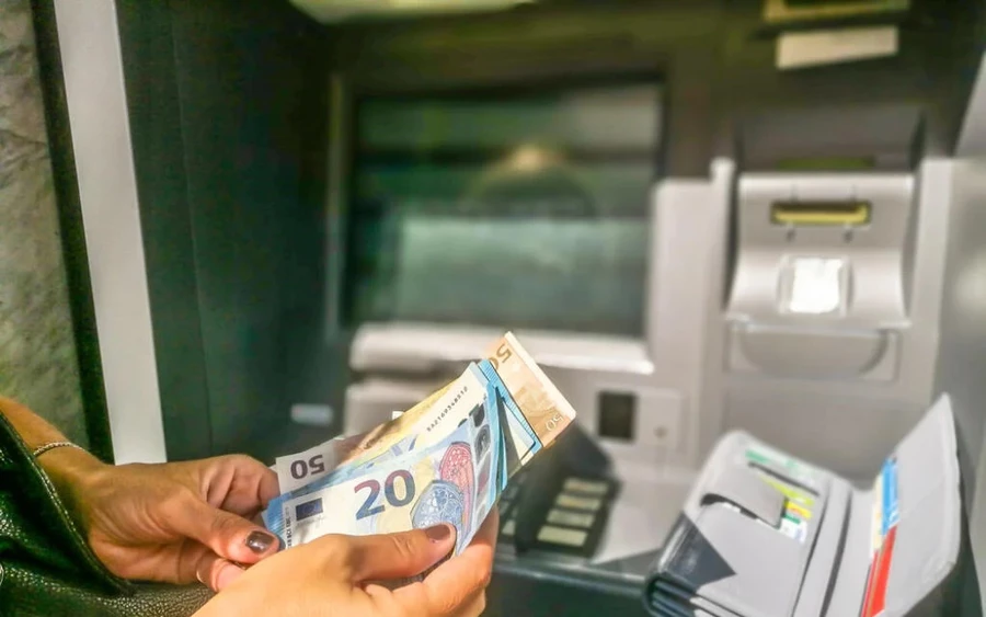 El tudja képzelni, hogy pénzt vesz fel egy bevásárlóközpontban egy bankautomatából, és az angol királynő várakozik ön mögött a sorban? Ez enyhén szólva is furcsa lenne. Ezért volt egy saját ATM-je, amely közvetlenül a Buckingham-palota alagsorában található.