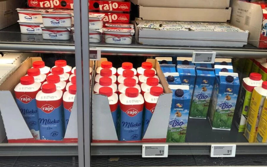Krajčovič azzal folytatta, hogy a poszt szövege szerint a joghurt németországi ára van feltüntetve, de a kép szerint egy osztrák termékről van szó. Az Ehrmann márka német és ezért ez a tény is befolyásolhatja a gyártó árstratégiáját. (Fotó: szlovákiai Billa)