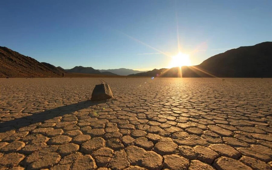 A halálosan forró, de gyönyörű Death Valley Nemzeti Park a hullámzó homokdűnék, sziklatornyok és sós síkságok hihetetlen tájával vonzza a látogatókat. Ez azonban a szélsőséges hőségtől és a hirtelen áradásoktól kezdve a skorpiókig és fekete özvegyekig, valamint az illegális marihuána termesztőhelyekig rejti a veszélyeket.
