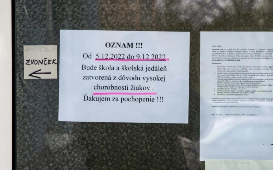 Üres székek és üres tantermek. A legtöbb beteg gyermek a Trencséni kerületben van, ahol Ľudmila Bučková higiénikus szerint hét általános iskolát és hét óvodát kellett bezárni az akut légúti megbetegedések miatt. A gyerekek ilyenkor távoktatásban vesznek részt. Pozsonyban is súlyos a helyzet.