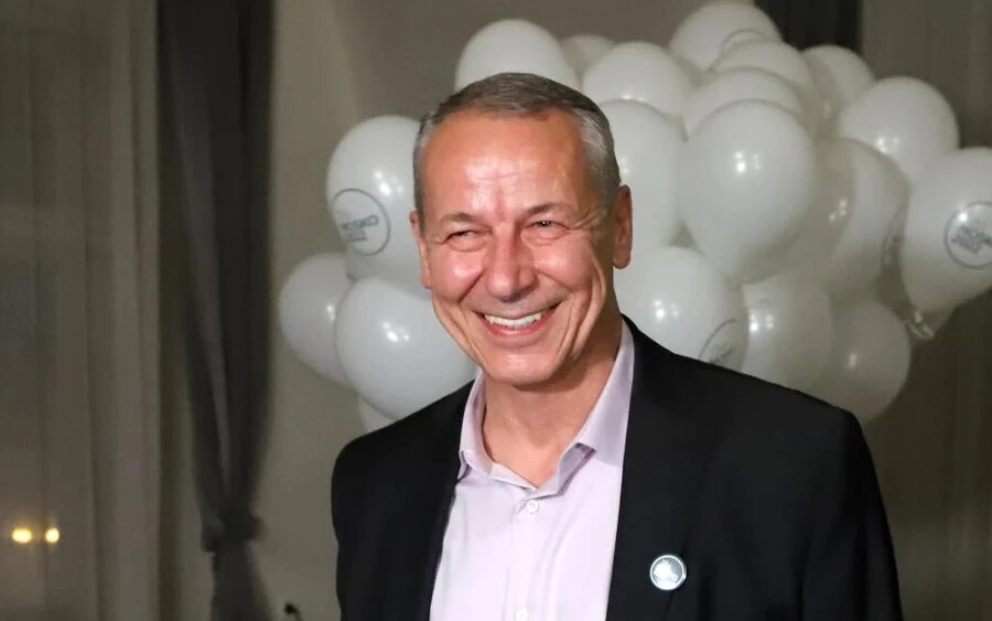 Besztercebányán ismét Ján Noskót választották polgármesternek, aki a 2022-es önkormányzati választásokon a szavazatok 66,16%-át szerezte meg. Havonta bruttó 6860 eurót fog keresni.