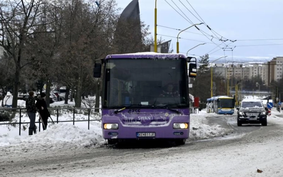  A fagyos hőmérséklet szerdán tetőzik. Felhős vagy borult lesz az ég, helyenként fokozatosan havazhat, később a déli részeken elszórtan eső jelentkezhet vagy eső havazással. A nappali csúcshőmérséklet nem valószínű, hogy meghaladja a nulla fokot. A hőmérséklet -7 Celsius-foktól mindössze -2 fokig alakulhat. 