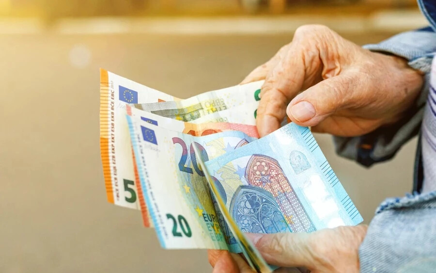 2023 januárjától a nyugdíjak csaknem 12%-kal emelkednek, ami az idei 1,3%-os valorizációhoz képest jelentős ugrás lesz: a járandóságok átlagosan 60 euróval nőnek. Az elmúlt 20 év eddigi legnagyobb valorizációjáról van szó. 