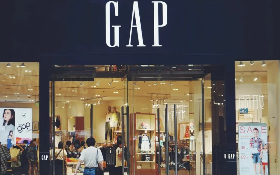 Az amerikai Gap ruházati lánc csütörtökön bejelentette, hogy az elbocsátások második körében mintegy 1800 munkahelyet szüntet meg. A vállalat csatlakozik azon nagy amerikai vállalatok csoportjához, amelyek leépítéseket hajtanak végre, mivel a magas infláció a fogyasztók vásárlóerejét sújtja - közölte a TASR az AP és a Reuters jelentése alapján.