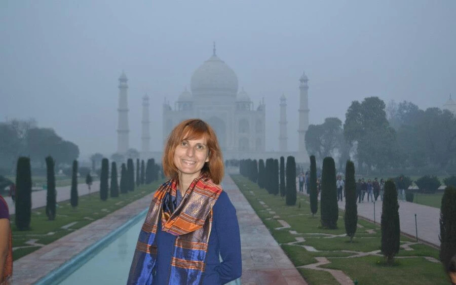 Indiában a Tádzs Mahalnál esti ködben – januárban gyakran megesik, hogy ködbe burkolódzik az épület