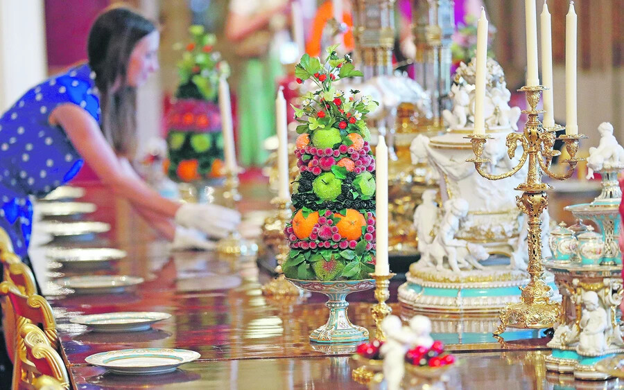 Az asztalon Viktória királynő desszertkészlete