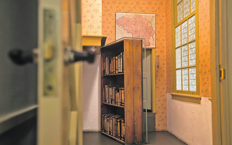 Az egykori rejtekhelyet elzáró könyvszekrény