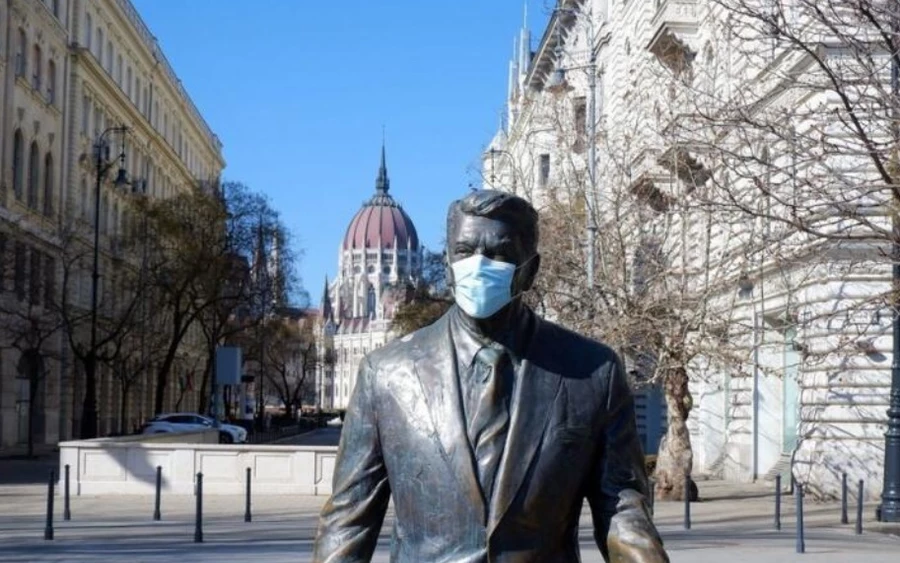 "A lezárások azonban gyakran korlátozzák az emberek hozzáférését a biztonságos (szabadtéri) helyekhez, mint például a strandok, parkok és állatkertek, vagy kötelező maszkviseletet írnak elő a szabadban, illetve szigorúan korlátozzák a szabadtéri gyülekezést, így az embereket arra kényszerítik, hogy kevésbé biztonságos (beltéri) helyeken gyűljenek össze."