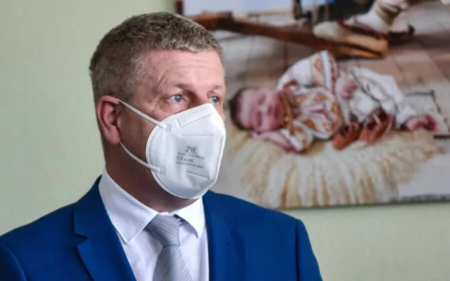 "Lehet, hogy néhány hét múlva már nem lesz kötelező a maszkviselés, de az embereknek önmaguk, családtagjaik és környezetük iránti felelősség részeként javaslom, hogy amíg tüneteik vannak, addig viseljenek maszkot, mert két év alatt ezek viselésével megszüntettük az influenzát" - tette hozzá Lengvarský miniszter.