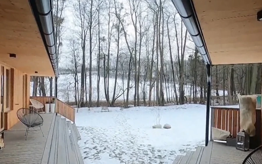 A házastársak pedig nem tudnak betelni vele. Élvezik a csendet, az autók nélküli magányt, a fák látványát és a gyermekeik biztonságát.