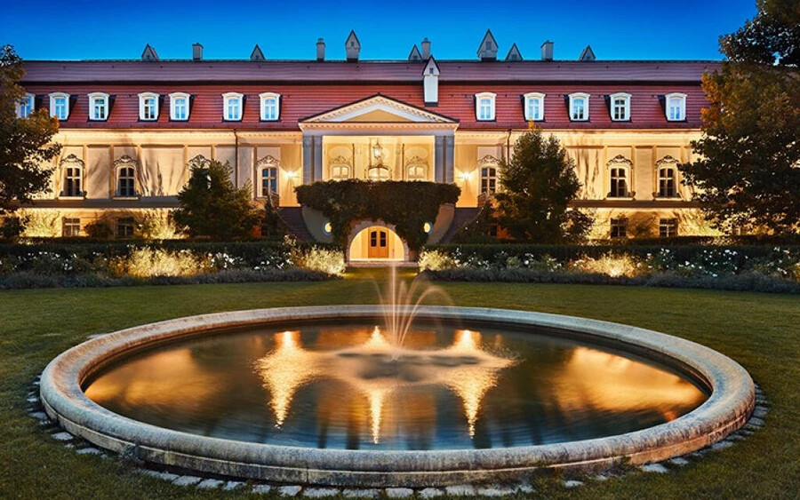  A Château Béla kastély, festői környezetben, Szlovákia déli részén várja vendégeit. A szálloda 2007-ben felújításon esett át. A szálláskínálatban fényűző kivitelezésű szobák, lakosztályok szerepelnek, ötcsillagos szolgáltatásokkal karöltve. 