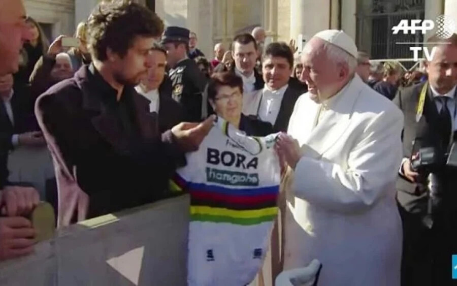 Peter Sagan egy világbajnoki mezt ajándékozott a pápának…