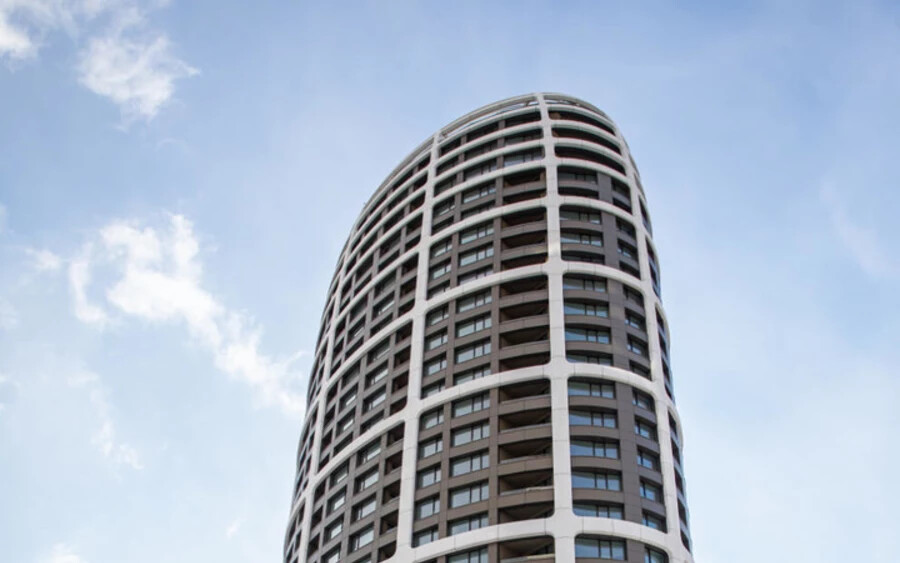  A három lakótorny alaprajzát, amelyet egy negyedikkel fejeznek be, Zaha Hadid világhírű építész készítette.  