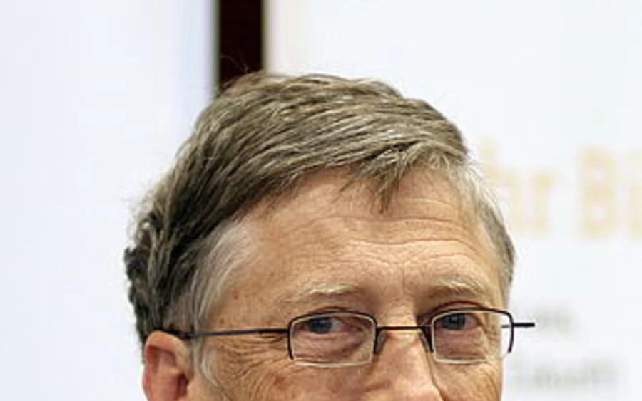 Bill Gates a  Microsoft cég alapítójaként és tulajdonosaként a negyedik helyen áll 130 milliárd dollárral.