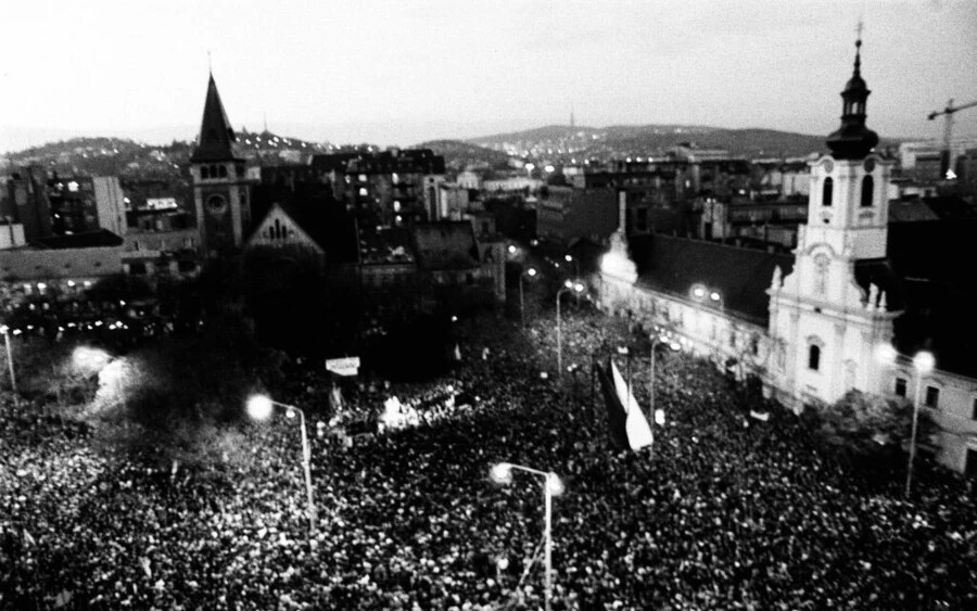 Több tízezren tiltakoztak az Snf téren.