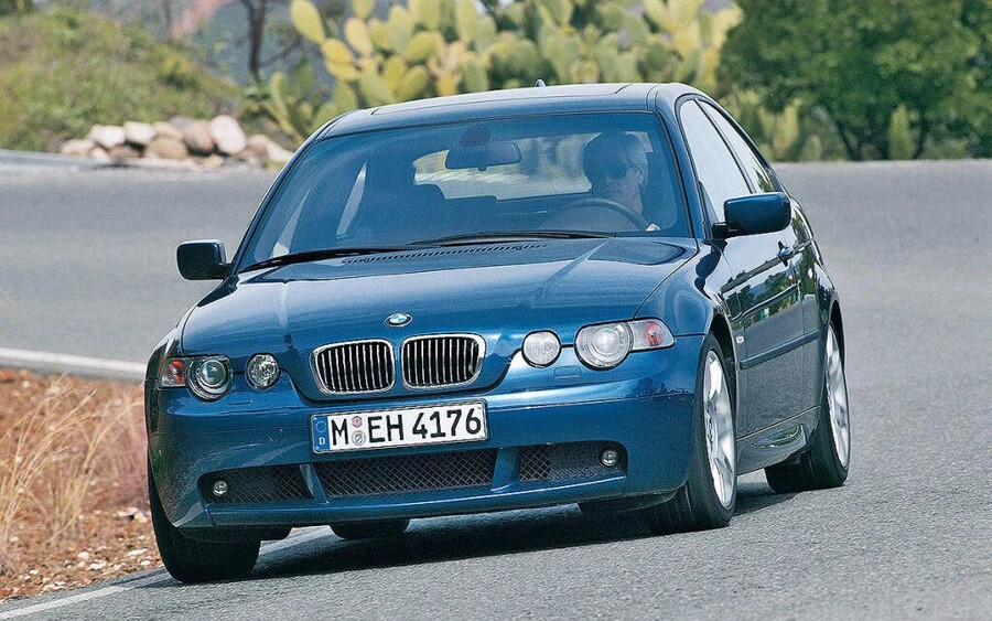 A BMW 3-as sorozat Compact csonka hátsó része már a kezdetektől fogva bizarrnak tűnt, akárcsak a lámpái a lökhárítója. A BMW 3-as sorozat Compact csonka hátsó része már a kezdetektől fogva bizarrnak tűnt, akárcsak a lámpái a lökhárítója. 