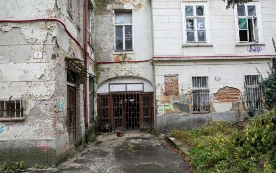 A Zochova utcai egykori szülészet épülete már évek óta elhagyatott állapotban van. Régebben főleg a gyerekek használták játszótérként, és a lap szerint sokszor a sátánisták is megfordultak itt. Ma már inkább a romos épületek rajongói látogatják. 