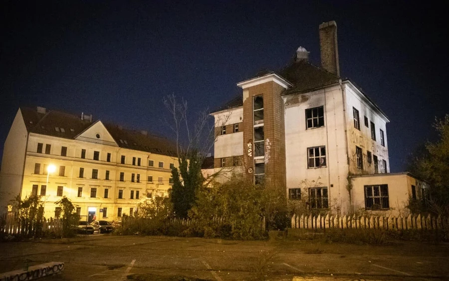 A vasúti főpályaudvarnál található tér sem túl csalogató. A lap szerint éjszaka több kétes alak is megfordul itt, akik általában elég nagy rendetlenséget hagynak maguk után. 