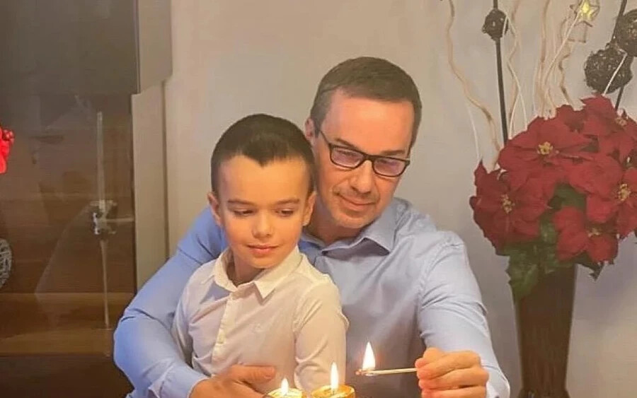  Erik Tomáš is az adventi koszorújáról posztolt, ő fiával gyújtotta meg az utolsó gyertyát. 