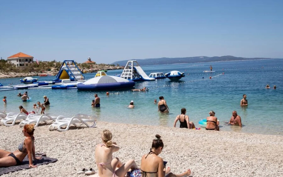 Horvátország 2023. január 1-jétől lép az eurozónába, ezután már nem kell pénzt váltani a nyaralóknak.