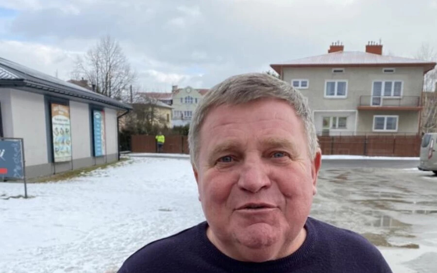 "Pénzt takarítok meg, amikor tankolok. Amit pedig megspóroltam, azt azonnal élelmiszerekre tudom költeni, amelyek sokkal olcsóbbak, mint nálunk" - magyarázta Dušan Petnuch (60) Felsővízközről (Svidník) a pluska.sk-nak.