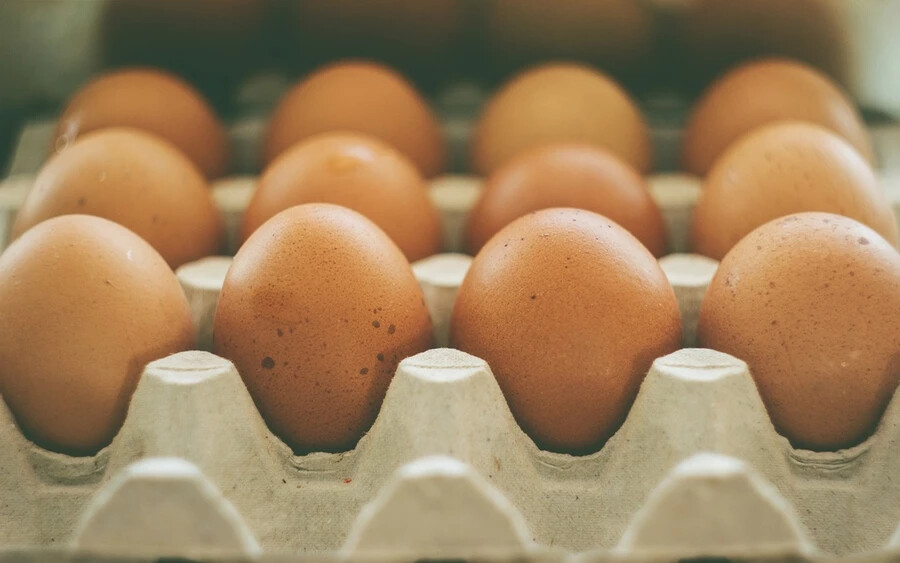 Tojásvásárláskor csak tiszta, friss, ép tojást vegyünk. A dobozán nézzük meg a minőség-megőrzési idő lejáratának dátumát. Tegyük egy pohár vízbe a tojást, ha elmerül, friss, ha lebeg a vízszínén, akkor már inkább ne együk meg! Ha szeretnénk szép sárga tojássárgákat, akkor szigorúan tartsuk be a 10 perces főzési időt!  