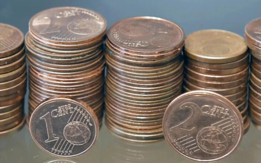Öt euróövezeti ország - Finnország, Hollandia, Belgium, Írország, Olaszország és Finnország - már korlátozta az egy- és kétcentes euróérmék használatát a kerekítési elvek bevezetésével.