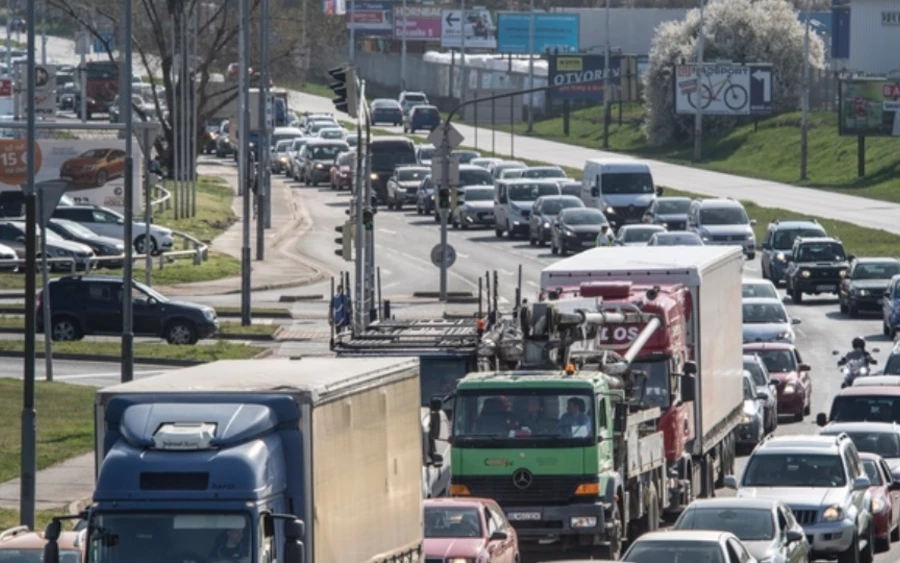 Az első változás az autópályákon való közlekedést érinti július 6-tól. Ezeken az utakon már mindenhol 130 km/óra lesz a sebességkorlát, tehát településeken és azokon kívül is. A közlekedési minisztérium szerint ez a változás azért is történik, mivel az európai szabályozás szerint 2022. július 6-tól minden újonnan engedélyezett járműtípust, 2024. július 7-től pedig minden először forgalomba helyezett járművet intelligens sebesség-adaptációs rendszerrel kell felszerelni.