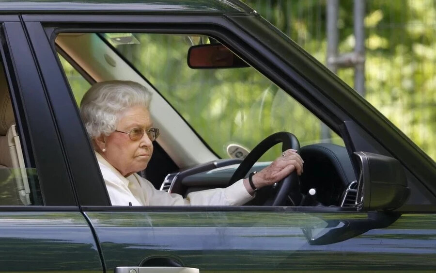 Mint az útlevél, a királynőnek jogsira sem volt szüksége. A legtöbbször persze Erzsébetnek egy sofőr állt rendelkezésére, de időnként ő maga is volán mögé ült. Valójában a királynőt soha nem állította meg a rendőrség, és a parkolási bírság miatt sem kellett soha aggódnia.