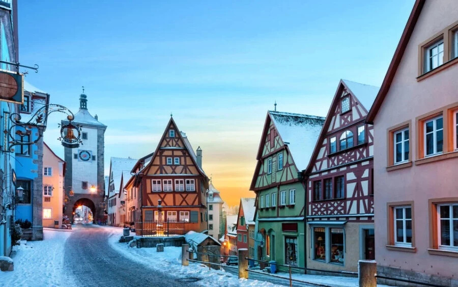 Rothenburg ob der Tauber, Németország: Ez a német város még nyáron is úgy néz ki, mintha egy középkori tündérmeséből lépett volna elő. És amikor leesik a hó, pontosan az a hely, amelyet a régi téli mesék olvasása közben képzeltünk el.