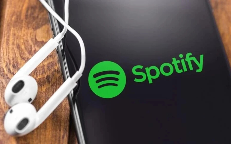 A Spotify Technologies svéd vállalat, amely a népszerű névadó streaming zeneszolgáltatást üzemelteti, 2023. január végén bejelentette, hogy nagyjából 600 alkalmazott elbocsátását tervezi, ami a teljes létszám hat százalékának felel meg. Ennek fő oka a gazdasági recessziótól való félelem és az arra való felkészülés.