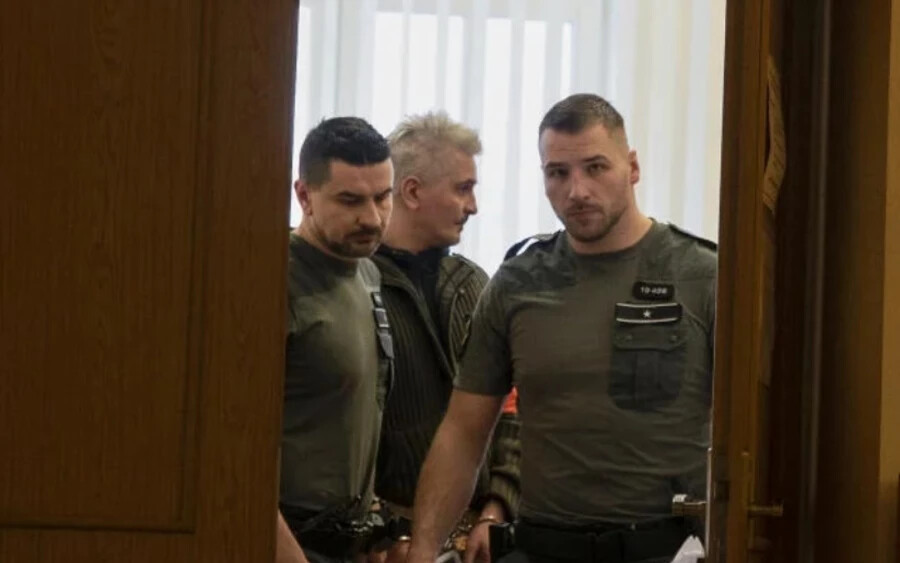 Miloslav azt állítja, hogy ártatlan, és hogy a családját valaki más támadta meg, a támadás idején pedig otthon sem volt. Ráadásul a bizonyítékok azt mutatják, hogy Miroslav a gyilkosság feltételezett időpontja körül egy kocsmában ivott, de fizetéskor nem fogadták el a kártyáját, és készpénzt követeltek tőle.