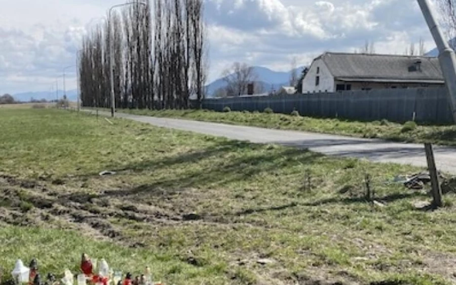 „A lányom kórházban van, nem tudja, hogy a legjobb barátai halottak, nem beszélhetek erről” – mondta Sára édesanyja hozzátéve, hogy lánya folyamatosan barátai felől kérdez, de egyelőre nem tudja, mi történt.