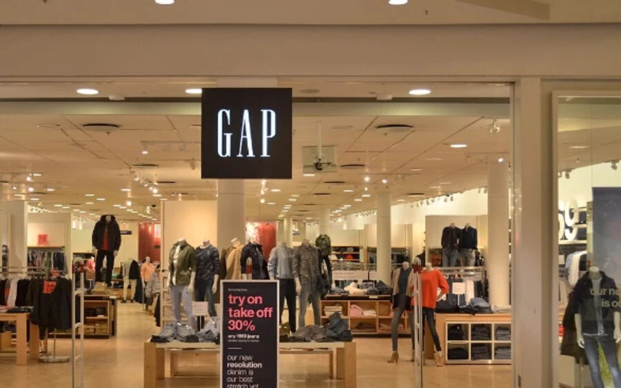 Tavaly szeptemberben a Gap mintegy 500 alkalmazottat bocsátott el különböző részlegekből, mivel gyenge eladásokkal küzdött. Január 28-án a ruházati láncnak mintegy 95 000 alkalmazottja volt a szabályozó hatóságoknak benyújtott bejelentés szerint.