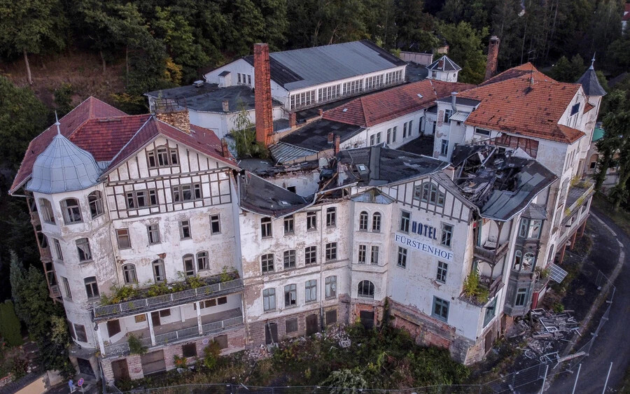 A Hotel Fürstenhof lerobbant épülete.